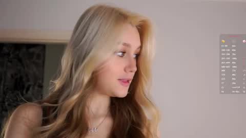 Snapshot of emmiemurray chatting on 10/10/25, 08:13 Aurora online show from 10/10/25, 08:13