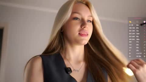 Snapshot of emmiemurray chatting on 10/15/25, 08:58 Aurora online show from 10/15/25, 08:58