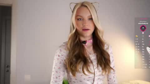 Snapshot of emmiemurray chatting on 10/19/25, 06:36 Aurora online show from 10/19/25, 06:36