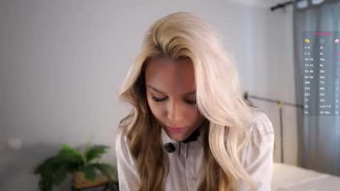 Snapshot of emmiemurray chatting on 10/25/25, 06:43 Aurora online show from 10/25/25, 06:43