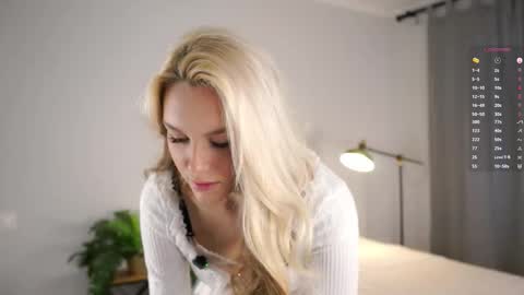 Snapshot of emmiemurray chatting on 10/27/25, 06:06 Aurora online show from 10/27/25, 06:06