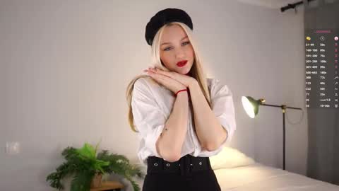 Snapshot of emmiemurray chatting on 10/29/25, 06:48 Aurora online show from 10/29/25, 06:48