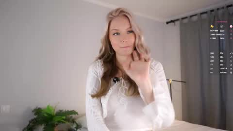 Snapshot of emmiemurray chatting on 11/01/25, 06:15 Aurora online show from 11/01/25, 06:15