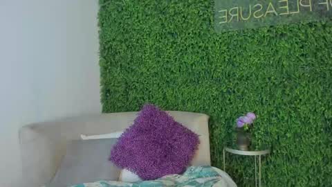Snapshot of emmiily_z chatting on 01/02/25, 11:06 Emmiily online show from 01/02/25, 11:06