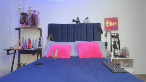 Snapshot of emmily_giraldo chatting on 12/11/24, 11:51 online show from 12/11/24, 11:51