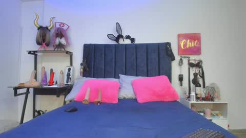 Snapshot of emmily_giraldo chatting on 12/14/24, 03:04 online show from 12/14/24, 03:04