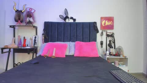 Snapshot of emmily_giraldo chatting on 12/18/24, 02:06 online show from 12/18/24, 02:06