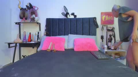 Snapshot of emmily_giraldo chatting on 12/28/24, 11:52 online show from 12/28/24, 11:52