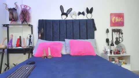 Snapshot of emmily_giraldo chatting on 01/22/25, 05:59 online show from 01/22/25, 05:59