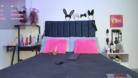 Snapshot of emmily_giraldo chatting on 02/01/25, 11:43 online show from 02/01/25, 11:43