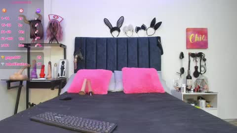 Snapshot of emmily_giraldo chatting on 02/06/25, 02:58 online show from 02/06/25, 02:58