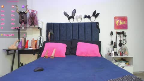 Snapshot of emmily_giraldo chatting on 02/27/25, 02:54 online show from 02/27/25, 02:54