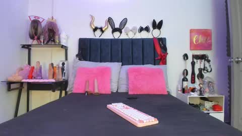 Snapshot of emmily_giraldo chatting on 09/11/25, 01:00 online show from 09/11/25, 01:00