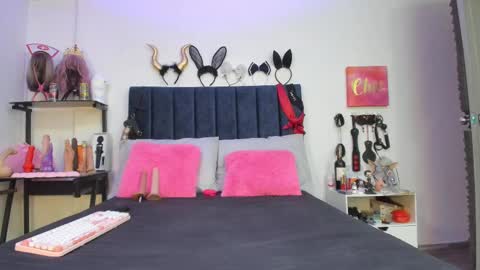 Snapshot of emmily_giraldo chatting on 09/26/25, 01:04 online show from 09/26/25, 01:04