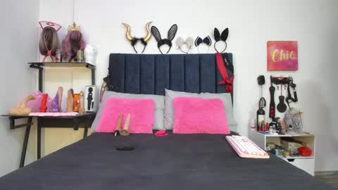 Snapshot of emmily_giraldo chatting on 10/21/25, 12:39 online show from 10/21/25, 12:39