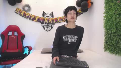 Snapshot of emmo_boy chatting on 10/31/25, 12:50 SERGIO online show from 10/31/25, 12:50