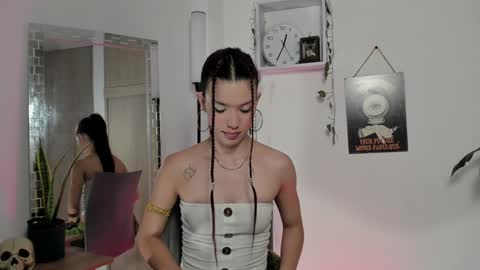 Snapshot of emperatriiiz chatting on 12/27/24, 05:37 Emperatriz online show from 12/27/24, 05:37