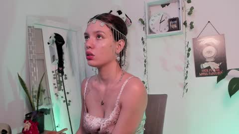 Snapshot of emperatriiiz chatting on 01/20/25, 07:04 Emperatriz online show from 01/20/25, 07:04