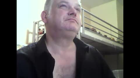 Snapshot of englishguysurrey chatting on 09/18/25, 08:33 englishguysurrey online show from 09/18/25, 08:33