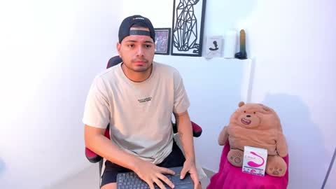 Snapshot of enrique_villa23 chatting on 01/13/25, 11:52 enrique online show from 01/13/25, 11:52