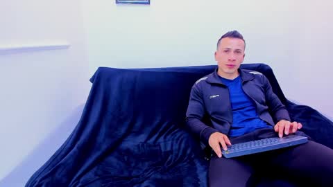 Snapshot of enrique_villa23 chatting on 03/04/25, 01:17 enrique online show from 03/04/25, 01:17