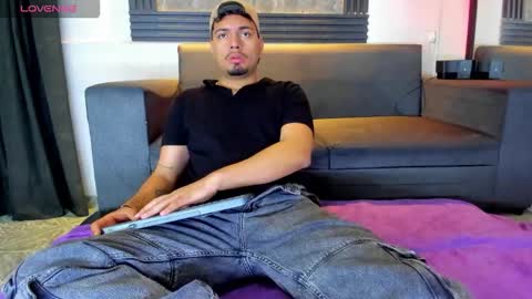 Snapshot of enrique_villa23 chatting on 10/12/25, 12:59 enrique online show from 10/12/25, 12:59