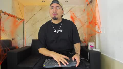 Snapshot of enrique_villa23 chatting on 10/22/25, 01:55 enrique online show from 10/22/25, 01:55