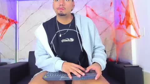 Snapshot of enrique_villa23 chatting on 10/25/25, 11:51 enrique online show from 10/25/25, 11:51