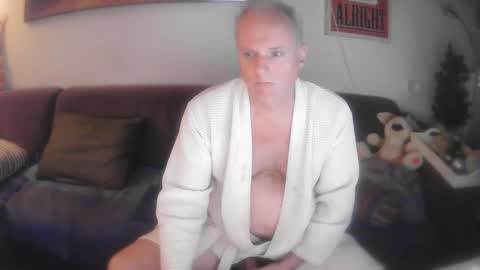 Snapshot of eric204 chatting on 01/04/25, 04:33 Eric online show from 01/04/25, 04:33