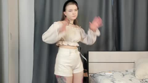 Snapshot of erinncrummie chatting on 10/10/25, 02:43 Melissa online show from 10/10/25, 02:43