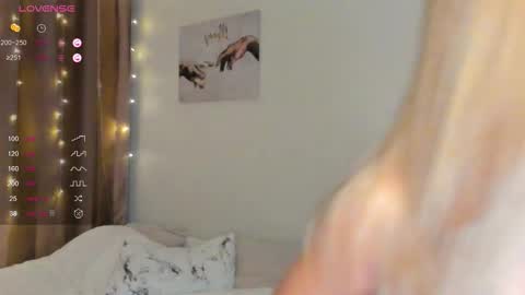 Snapshot of erlina_may chatting on 09/28/25, 05:29 Elina online show from 09/28/25, 05:29