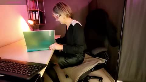 Snapshot of eroticaeva chatting on 11/22/25, 10:36 Eva online show from 11/22/25, 10:36