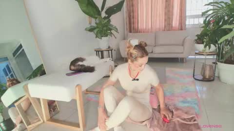 Snapshot of erotik_lady chatting on 09/10/25, 06:19 TINY online show from 09/10/25, 06:19