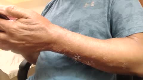 Snapshot of escorpion51 chatting on 12/12/24, 01:10 escorpion51 online show from 12/12/24, 01:10