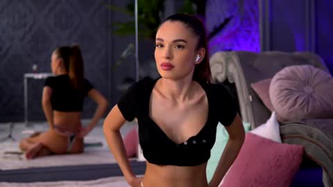 Snapshot of esmeainsley chatting on 12/04/24, 10:30 Raluca online show from 12/04/24, 10:30