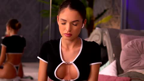 Snapshot of esmeainsley chatting on 12/10/24, 03:30 Raluca online show from 12/10/24, 03:30