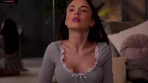 Snapshot of esmeainsley chatting on 02/12/25, 02:45 Raluca online show from 02/12/25, 02:45
