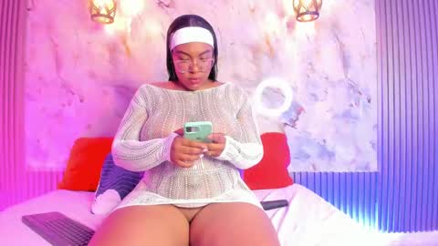 Snapshot of esmeralda_duarte chatting on 12/15/24, 02:08 esmeralda online show from 12/15/24, 02:08