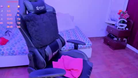 esme online show from 09/20/25, 11:22