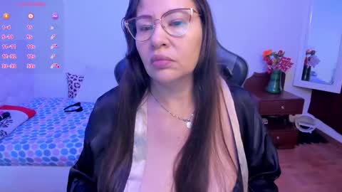 esme online show from 10/12/25, 08:08