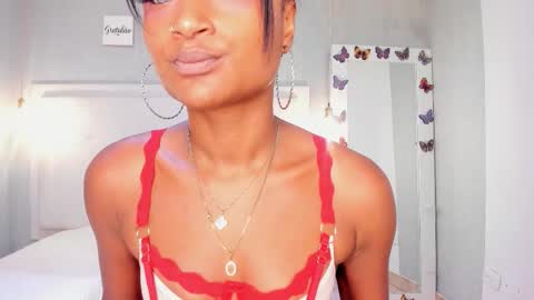 esmeraldanyx online show from 11/18/25, 08:57