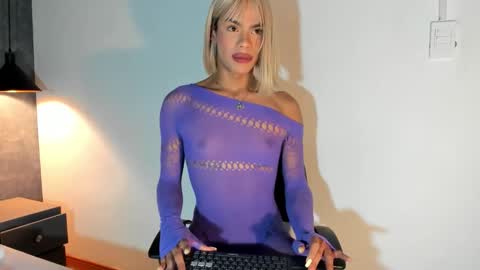 Snapshot of esteban_cor chatting on 10/14/25, 09:37 Salome online show from 10/14/25, 09:37