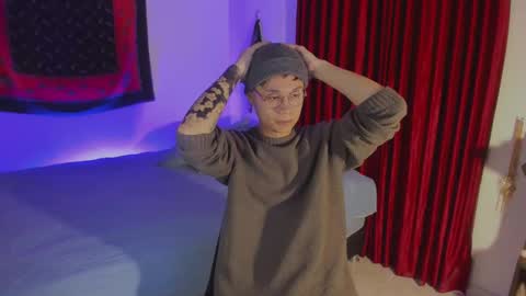 Snapshot of estmonnn chatting on 10/22/25, 02:23 Esteban online show from 10/22/25, 02:23