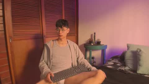 Snapshot of estmonnn chatting on 11/13/25, 08:30 Esteban online show from 11/13/25, 08:30