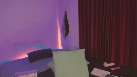 Snapshot of estmonnn chatting on 11/21/25, 01:15 Esteban online show from 11/21/25, 01:15