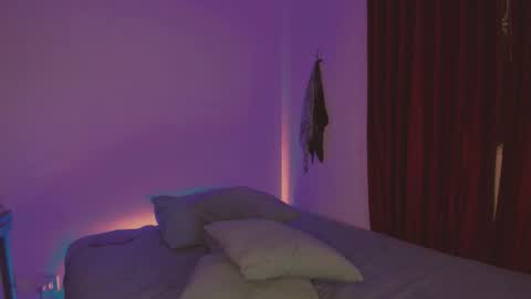 Snapshot of estmonnn chatting on 11/30/25, 03:21 Esteban online show from 11/30/25, 03:21