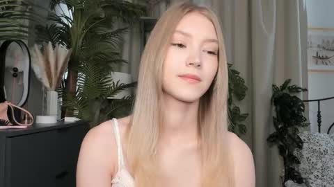Snapshot of eternity_cuite chatting on 09/13/25, 05:40 Natalie online show from 09/13/25, 05:40