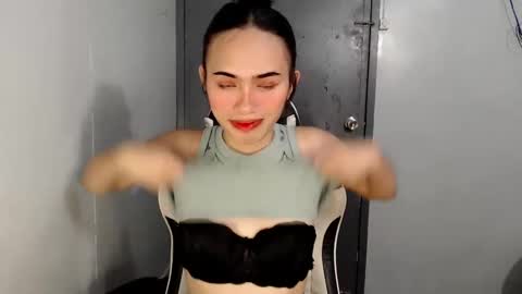 Snapshot of euniceariella21 chatting on 12/30/24, 11:48 YELLA online show from 12/30/24, 11:48