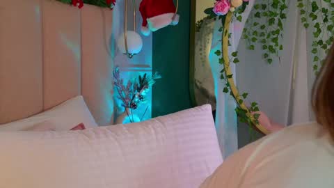 Snapshot of eva_natsumi chatting on 12/17/24, 11:17 Eva online show from 12/17/24, 11:17