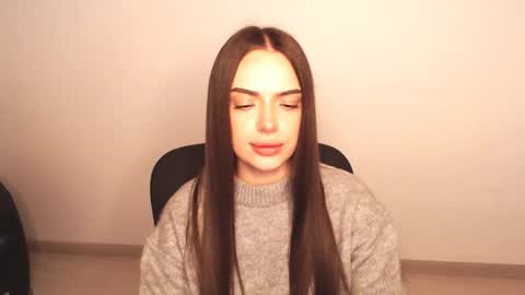 Snapshot of eva_rossee_ chatting on 10/13/25, 09:42 Eva online show from 10/13/25, 09:42